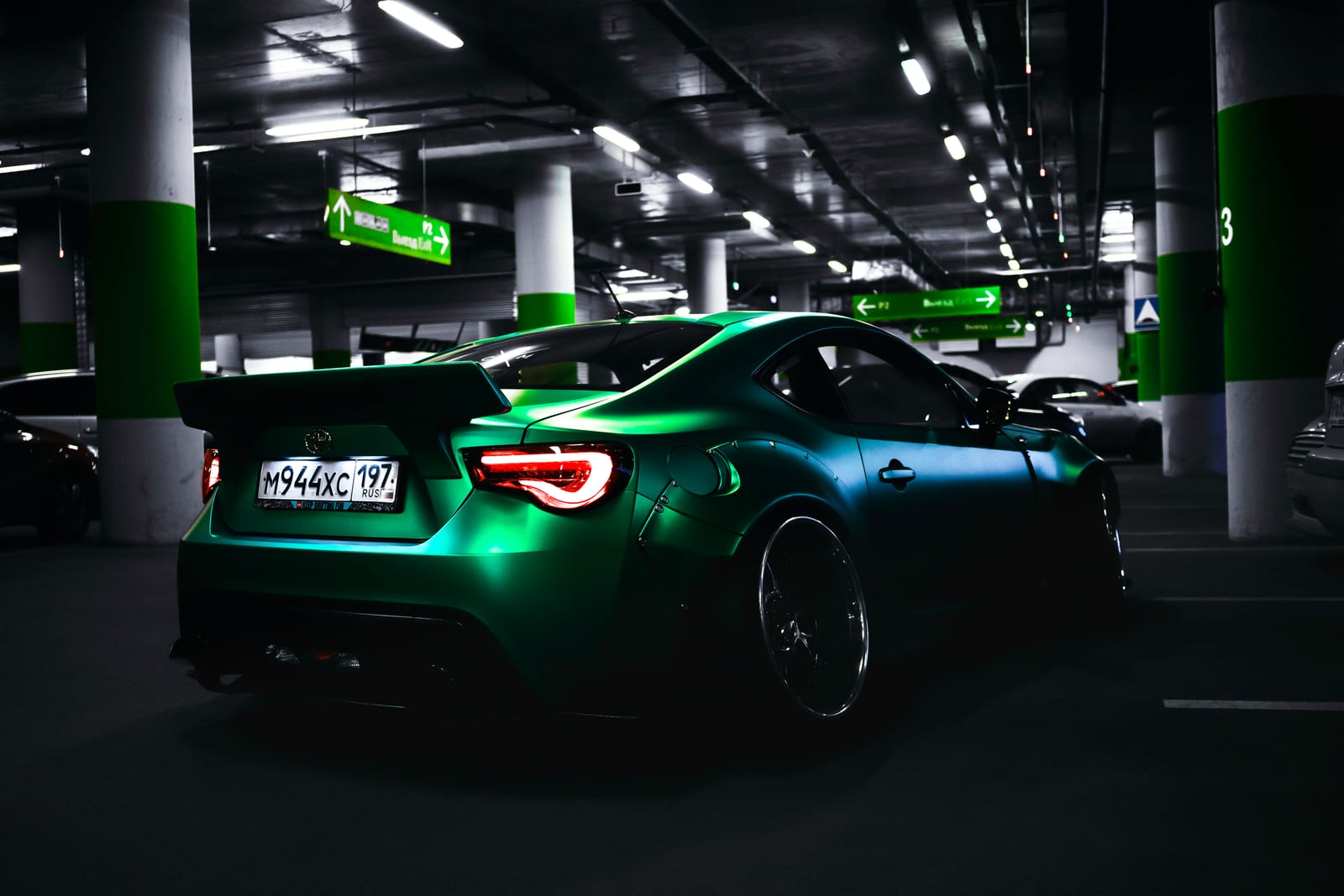 Gran turismo ferma su una strada panoramica dei Monti Lattari sopra Pompei